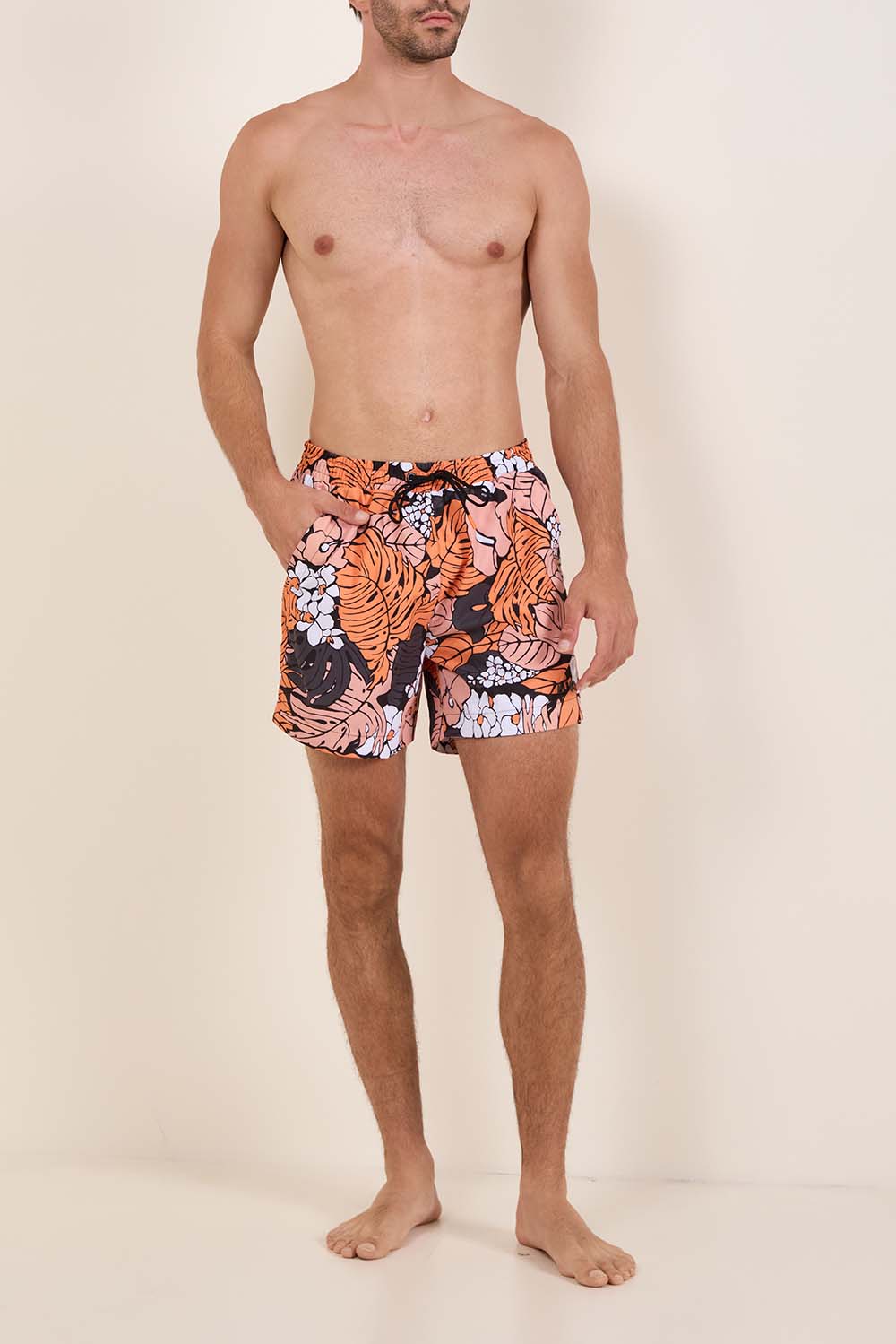 תמונת כל הלוק של מכנסי שחייה